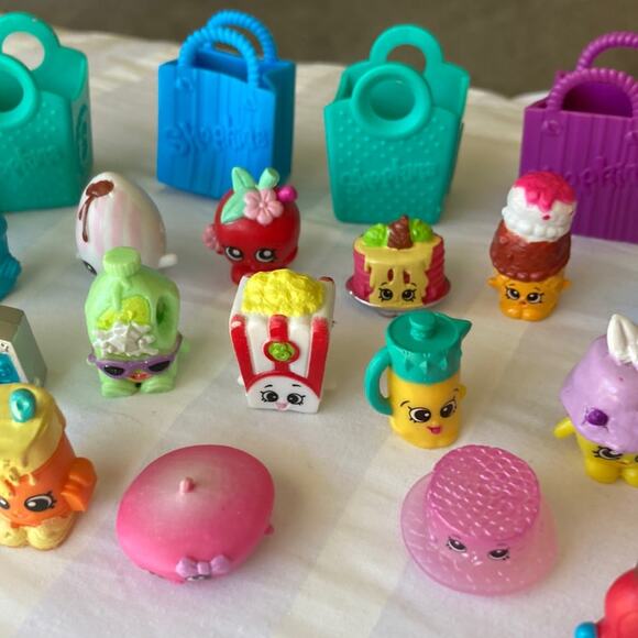 SHOPKINS RANDOM ITEMS - Picture 3 of 6
